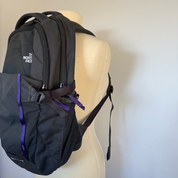 The North face Pivoter 22L Backpack in dark gray with purple - Picture 2 of 9